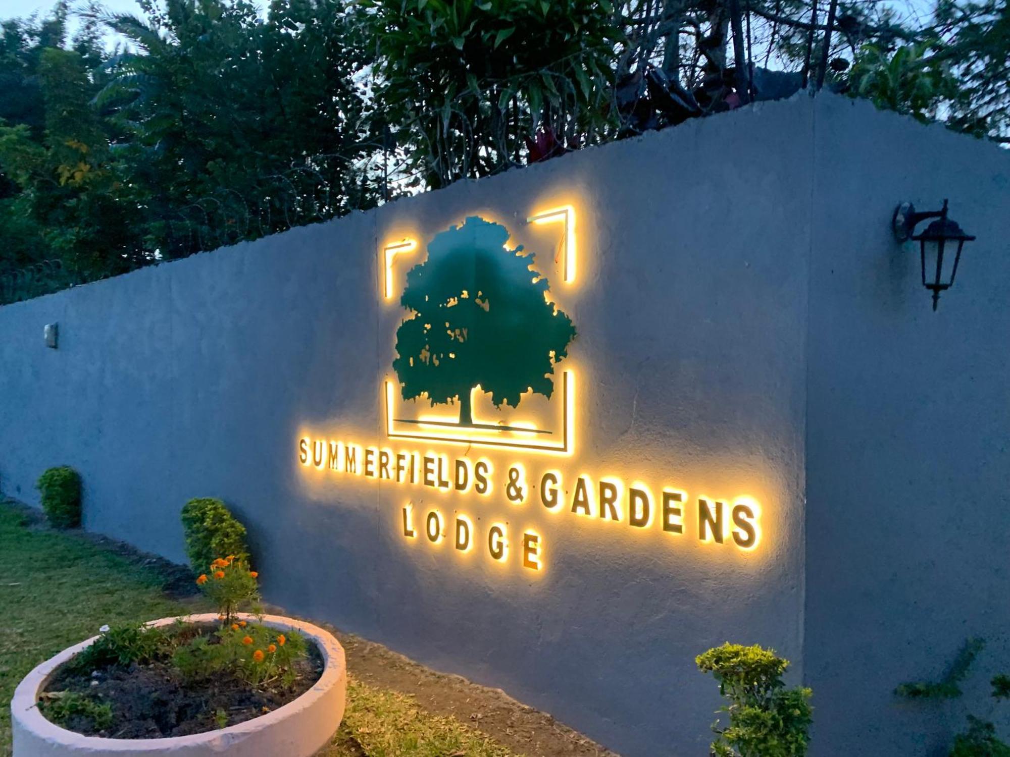 Summerfields & Gardens Lodge Kitwe エクステリア 写真